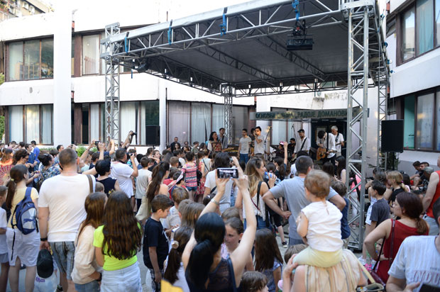 ТРАДИЦИЈА У ОШ РАДОЈЕ ДОМАНОВИЋ: Профани и славни направили рок журку